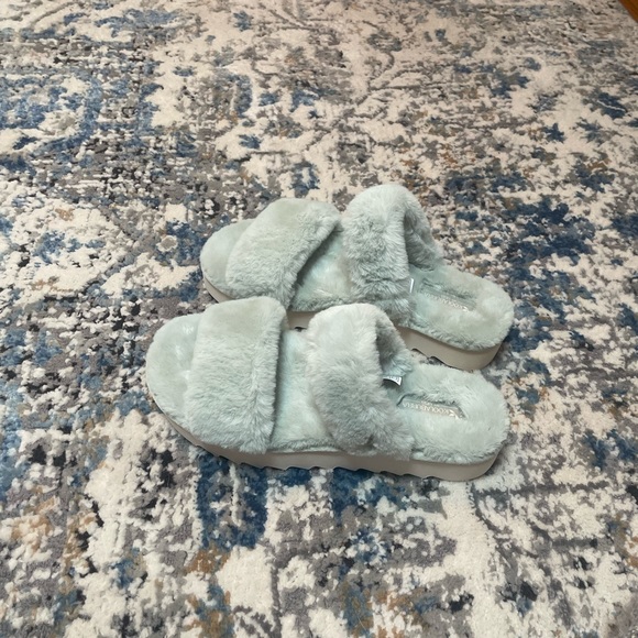 Ugg W Fuzz on Slippers size 9- brand new! - Picture 4 of 4